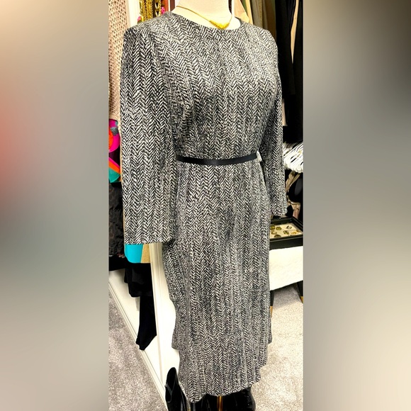 CAROLINA HERRERA Black & White Herringbone Sheath Pencil Dress Round Neckline 12 - Picture 1 of 10